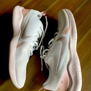 New Nike Flex Experience Run Women’s size 10.